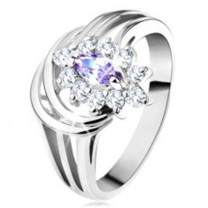 Šperky eshop - Lesklý prsteň so striebornou farbou, svetlofialové zrnko s čírymi lupienkami G12.15 - Veľkosť: 54 mm