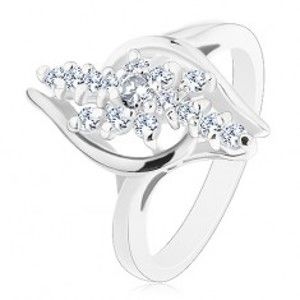 Šperky eshop - Lesklý prsteň so zahnutými ramenami, číre zirkónové línie s kvietkom v strede R43.30 - Veľkosť: 49 mm
