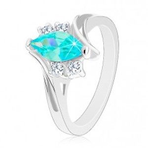 Šperky eshop - Lesklý prsteň so zárezom, akvamarínové zrnko, dvojice čírych zirkónikov V01.04 - Veľkosť: 51 mm