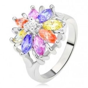 Šperky eshop - Lesklý prsteň striebornej farby, farebný kvet z brúsených kamienkov L9.09 - Veľkosť: 50 mm