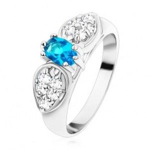 Šperky eshop - Lesklý prsteň striebornej farby, ligotavá mašlička s modrým oválom S13.08 - Veľkosť: 55 mm