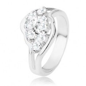 Šperky eshop - Lesklý prsteň striebornej farby, rozdelené ramená, číre ligotavé zirkóny R31.16 - Veľkosť: 50 mm