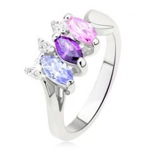 Šperky eshop - Lesklý prsteň striebornej farby s farebnými kamienkami usporiadanými vedľa seba L12.06 - Veľkosť: 52 mm
