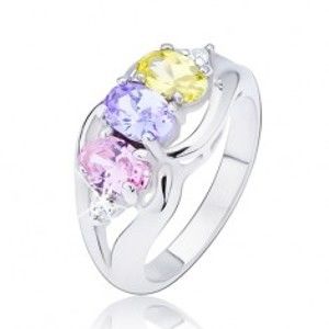 Šperky eshop - Lesklý prsteň striebornej farby, tri farebné oválne zirkóny medzi vlnkami L12.04 - Veľkosť: 49 mm