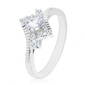 Šperky eshop - Lesklý prsteň striebornej farby, vrúbky na ramenách, číry zirkónový ovál G03.26 - Veľkosť: 57 mm