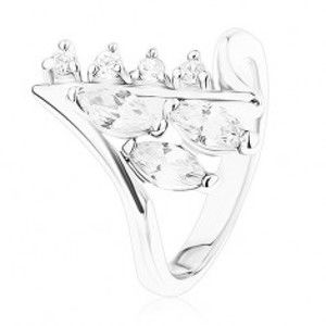 Šperky eshop - Lesklý prsteň striebornej farby, zahnuté konce ramien, číre zirkóny R40.8 - Veľkosť: 49 mm