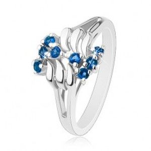 Šperky eshop - Lesklý prsteň, strieborný odtieň, vlnky, okrúhle ligotavé zirkóny, cik-cak vzor R38.3 - Veľkosť: 52 mm, Farba: Svetlomodrá
