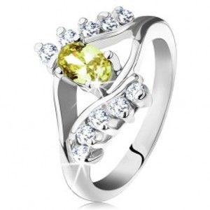 Šperky eshop - Lesklý prsteň v striebornej farbe, hladké a zirkónové línie, svetlozelený ovál G10.18 - Veľkosť: 55 mm