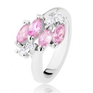 Šperky eshop - Lesklý prsteň v striebornej farbe, ružové zirkónové zrnká, číre zirkóniky R32.1 - Veľkosť: 51 mm
