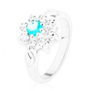 Šperky eshop - Lesklý prsteň v striebornej farbe, svetlomodrý zirkón s čírymi lupeňmi, lístky V04.12 - Veľkosť: 59 mm