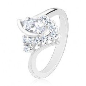 Šperky eshop - Lesklý prsteň v striebornej farbe, zahnuté ramená, číre zirkóny G04.01 - Veľkosť: 49 mm