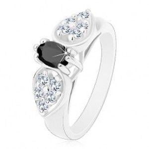 Šperky eshop - Lesklý prsteň v striebornom odtieni, ligotavá mašlička s čiernym oválom R43.3 - Veľkosť: 57 mm
