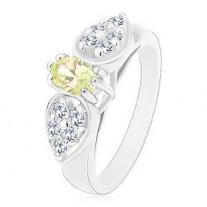 Šperky eshop - Lesklý prsteň v striebornom odtieni, mašlička so svetlozeleným oválom R44.14 - Veľkosť: 55 mm
