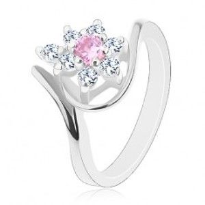 Šperky eshop - Lesklý prsteň v striebornom odtieni, zahnuté ramená, ružovo-číry kvietok G04.26 - Veľkosť: 62 mm