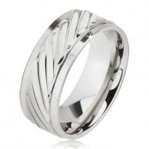 Šperky eshop - Lesklý prsteň z ocele - obrúčka so šikmými ryhami, znížené okraje BB10.10 - Veľkosť: 62 mm