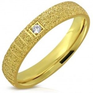 Šperky eshop - Ligotavá oceľová obrúčka zlatej farby - pieskovaný povrch, zárezy, zirkón L8.04 - Veľkosť: 49 mm