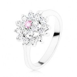 Šperky eshop - Ligotavý prsteň - úzke lesklé ramená, ružovo-číry kvietok v zirkónovom kruhu V05.11 - Veľkosť: 49 mm