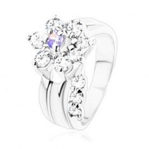 Šperky eshop - Ligotavý prsteň, ohnutá stonka, zirkónový kvet vo svetlofialovej a čírej farbe V07.24 - Veľkosť: 51 mm