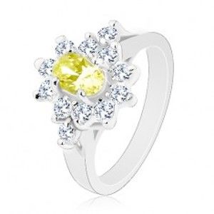 Šperky eshop - Ligotavý prsteň, oválny zirkón svetlozelenej farby s čírou obrubou R30.22 - Veľkosť: 59 mm