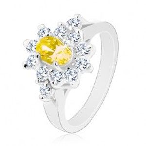 Šperky eshop - Ligotavý prsteň, oválny zirkón žltej farby, kontúra z čírych zirkónikov R30.17 - Veľkosť: 59 mm