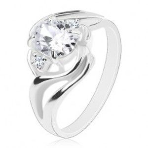 Šperky eshop - Ligotavý prsteň, rozdelené zvlnené ramená, veľký oválny zirkón čírej farby V12.30 - Veľkosť: 57 mm