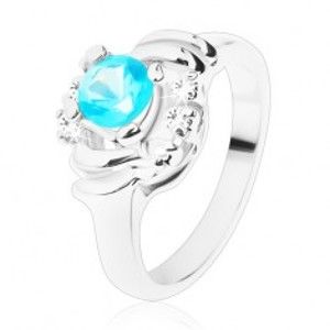 Šperky eshop - Ligotavý prsteň s čírymi oblúčikmi, svetlomodrý okrúhly zirkón, polmesiačiky V09.15 - Veľkosť: 51 mm