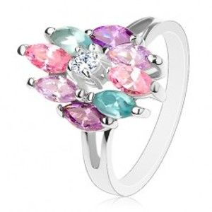 Šperky eshop - Ligotavý prsteň s rozdelenými ramenami, okrúhly číry stred, farebné zrniečka AC11.04 - Veľkosť: 59 mm