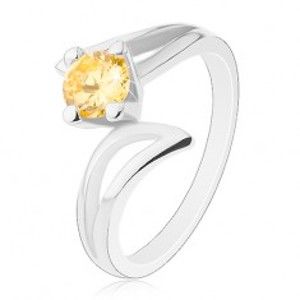 Šperky eshop - Ligotavý prsteň s rozdelenými ramenami, okrúhly zirkón so žltým odtieňom V13.09 - Veľkosť: 50 mm
