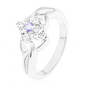 Šperky eshop - Ligotavý prsteň so strieborným odtieňom, asymetrické ramená, svetlofialový zirkón V12.10 - Veľkosť: 48 mm