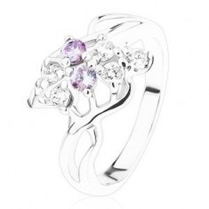 Šperky eshop - Ligotavý prsteň, strieborná farba, mašľa zo svetlofialových a čírych zirkónov R40.6 - Veľkosť: 50 mm