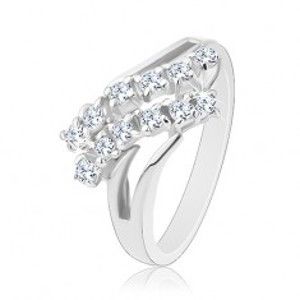 Šperky eshop - Ligotavý prsteň, strieborná farba, rozdvojené ramená, dve zirkónové línie R37.29 - Veľkosť: 51 mm, Farba: Číra - fialová