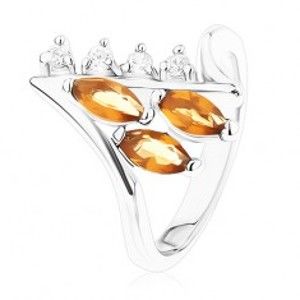 Šperky eshop - Ligotavý prsteň striebornej farby, asymetrické línie, číre a hnedé zirkóny R40.1 - Veľkosť: 49 mm
