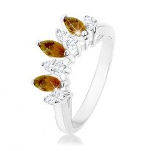 Šperky eshop - Ligotavý prsteň striebornej farby, číre a hnedé zirkónové zrnká R34.28 - Veľkosť: 54 mm
