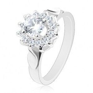 Šperky eshop - Ligotavý prsteň striebornej farby, číry zirkónový kvet, lístky po stranách G01.13 - Veľkosť: 49 mm