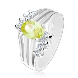 Šperky eshop - Ligotavý prsteň striebornej farby, farebný oválny zirkón, lesklé pásy, číre zirkóny R28.11 - Veľkosť: 52 mm, Farba: Svetlofialová
