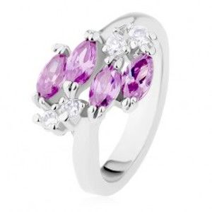 Šperky eshop - Ligotavý prsteň striebornej farby, fialové zirkónové zrnká, číre zirkóniky R31.22 - Veľkosť: 49 mm