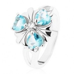 Šperky eshop - Ligotavý prsteň striebornej farby, kvietok so svetlomodrými srdiečkami R40.3 - Veľkosť: 52 mm