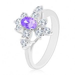 Šperky eshop - Ligotavý prsteň, strieborný odtieň, fialový zirkónový ovál, číre zirkóniky G06.01 - Veľkosť: 54 mm