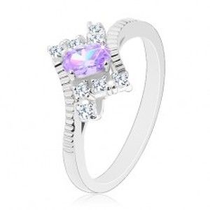 Šperky eshop - Ligotavý prsteň v striebornej farbe, brúsený svetlofialový ovál, číre zirkóny G08.12 - Veľkosť: 50 mm