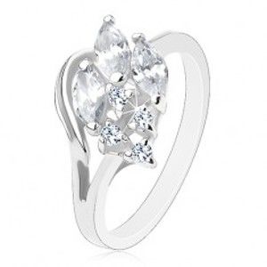 Šperky eshop - Ligotavý prsteň v striebornom odtieni, číre brúsené zirkóny, obrys polovice srdca AC12.07 - Veľkosť: 58 mm