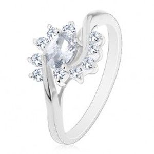 Šperky eshop - Ligotavý prsteň v striebornom odtieni, číry zirkónový ovál a oblúčiky AC18.02 - Veľkosť: 49 mm