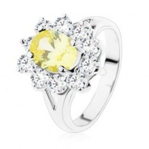 Šperky eshop - Ligotavý prsteň v striebornom odtieni, žltý ovál, lemovanie z čírych zirkónov V04.16 - Veľkosť: 51 mm