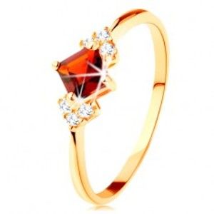 Šperky eshop - Ligotavý prsteň v žltom 14K zlate - červený granátový štvorček, číre zirkóniky GG128.05/128.29/128.48/50 - Veľkosť: 59 mm
