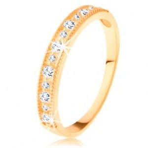 Šperky eshop - Ligotavý prsteň v žltom 14K zlate - línia čírych zirkónov s vrúbkovaným lemom GG125.04/125.41/125.44 - Veľkosť: 57 mm