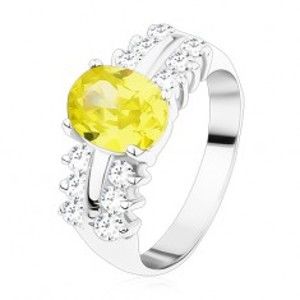 Šperky eshop - Ligotavý prsteň z ocele, číre zirkónové línie, oválny svetlozelený zirkón S13.09 - Veľkosť: 49 mm