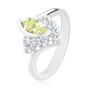 Šperky eshop - Ligotavý prsteň, zahnuté konce ramien, svetlozelené zrnko, číre zirkóniky AC14.13 - Veľkosť: 59 mm