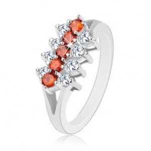 Šperky eshop - Ligotavý prsteň zdobený líniami oranžových a čírych zirkónikov R33.3 - Veľkosť: 51 mm