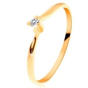 Šperky eshop - Ligotavý prsteň zo žltého 14K zlata - číry brúsený diamant, tenké ramená BT153.23/30 - Veľkosť: 60 mm