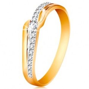Šperky eshop - Ligotavý zlatý prsteň 585 - číry zirkón medzi koncami ramien, zirkónová vlnka GG191.68/75 - Veľkosť: 51 mm