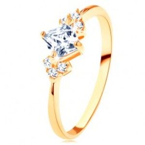 Šperky eshop - Ligotavý zlatý prsteň 585 - číry zirkónový štvorček, číre zirkóniky po stranách GG128.03/128.44/47 - Veľkosť: 52 mm